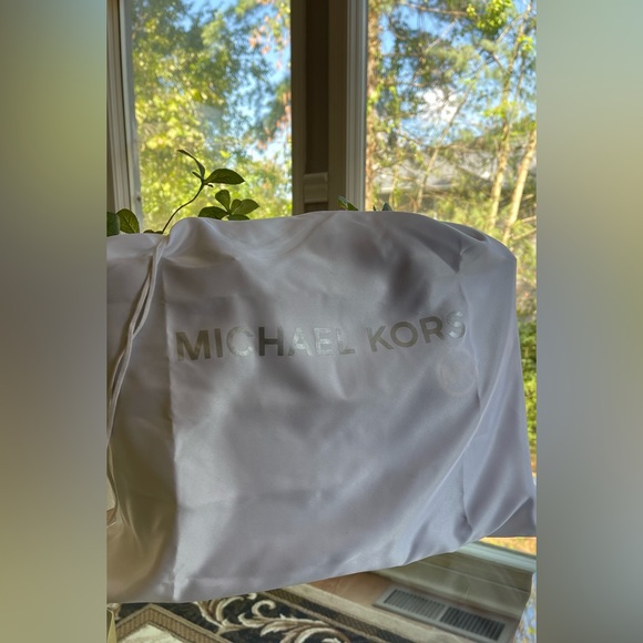 Michael Kors Brown Saffiano Leather Jet Set Top Zip -/Includes original Dust bag - Picture 13 of 15